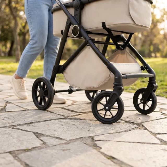 Ruedas giratorias 360° para esquivar baches sin esfuerzo.